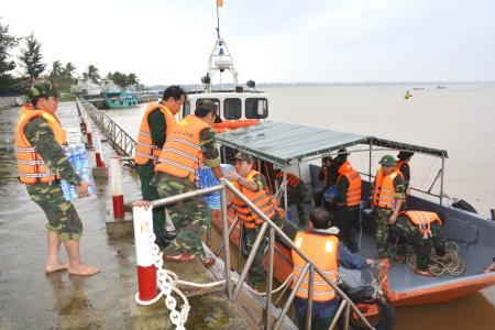 Ấm tình quân dân trong cơn lũ dữ