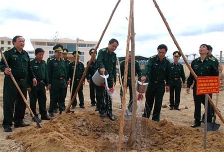 Trung tướng Võ Trọng Việt làm việc tại Kon Tum