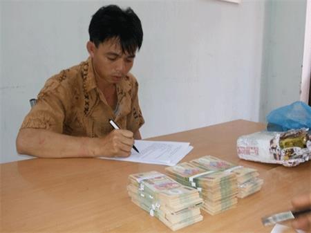 Đồn BP Tân Thanh phá vụ vận chuyển 200 triệu đồng tiền giả