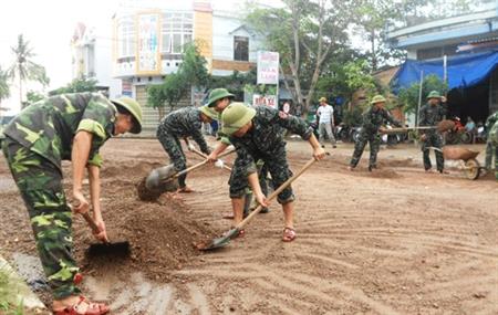 100 cán bộ, chiến sỹ Sư đoàn 320 giúp người dân thị xã An Nhơn khắc phục sa bồi thủy phá