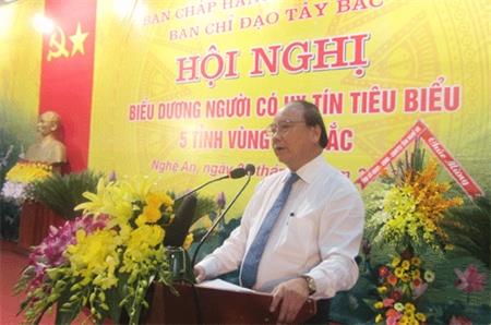 Gần 300 già làng, trưởng bản được tuyên dương