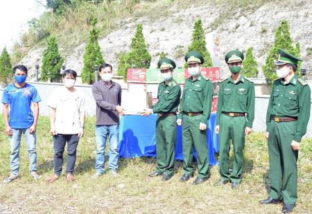 BĐBP Thừa Thiên Huế chúc Tết lực lượng vũ trang và nhân dân Lào