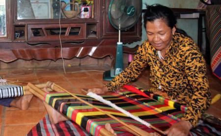 Thổ cẩm S'Tiêng và những tia sáng cuối "đường hầm"