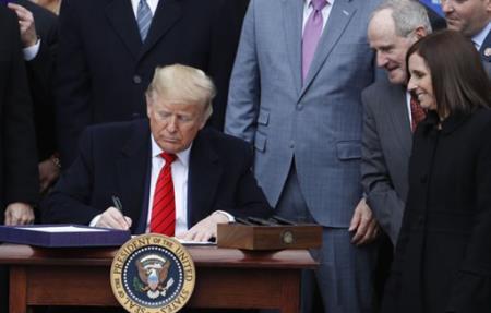 Tổng thống Mỹ Donald Trump ký phê chuẩn hiệp định USMCA