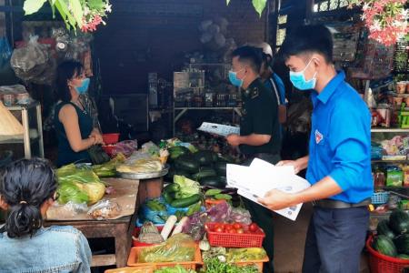 Gõ cửa từng nhà, gặp từng người dân để tuyên truyền phòng, chống dịch Covid-19