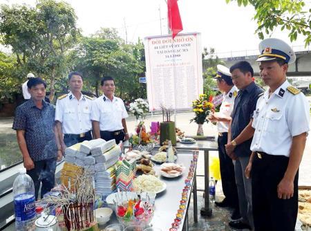 Tưởng niệm các chiến sĩ hy sinh trên đảo Gạc Ma