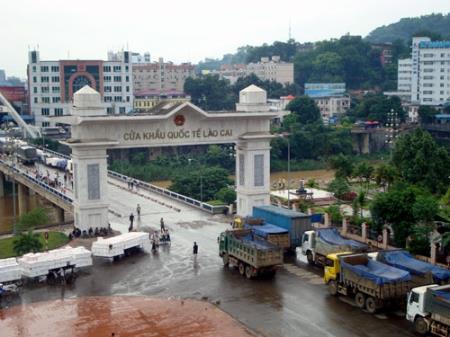 Cửa khẩu quốc tế Lào Cai xuất những lô hàng đầu tiên dịp năm mới