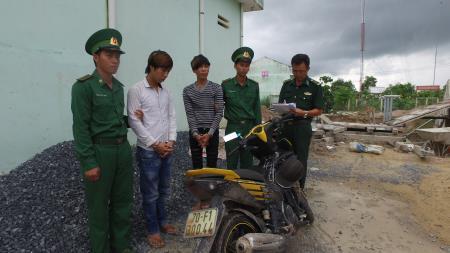 Đồn BPCKQT Mộc Bài bắt 2 đối tượng trộm xe máy đưa sang Campuchia tiêu thụ
