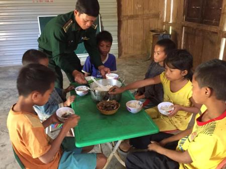Khi những người lính làm “bố nuôi”