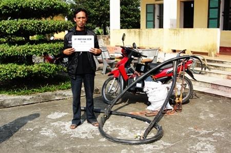 Bắt đối tượng trộm cắp dây cáp điện
