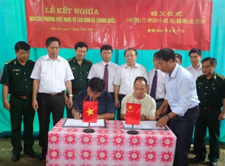 Tổ chức lễ kết nghĩa "Cụm dân cư" hai bên Biên giới