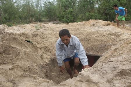 Dân Quảng Nam đào hầm trú siêu bão