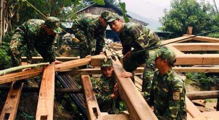 Khi người lính chăm lo việc của dân