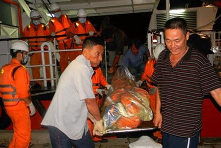 Tiếp nhận 4 thuyền viên bị nạn trên biển