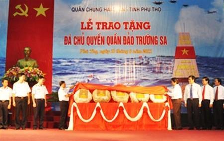 Bộ Tư lệnh Hải quân trao tặng Phú Thọ đá chủ quyền Trường Sa