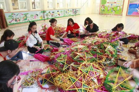 Trung thu sớm cho trẻ em vùng lũ