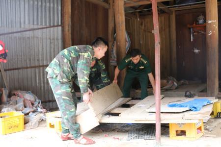 Sát cánh giúp dân khắc phục hậu quả mưa lũ
