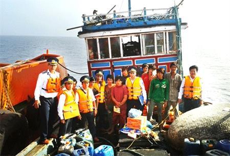 Cảnh sát Biển sát cánh cùng ngư dân