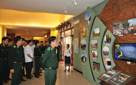 Đoàn cán bộ cấp cao BĐBP Việt Nam dâng hương trước Bảo tàng Chủ tịch Hồ Chí Minh tại tỉnh Khăm Muộn, Lào