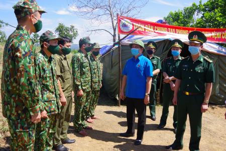 Đoàn Đại biểu Quốc hội tỉnh Quảng Trị thăm, tặng quà các lực lượng phòng, chống dịch Covid-19
