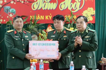 Thiếu tướng Phùng Quốc Tuấn chúc tết lực lượng vũ trang huyện Tràng Định