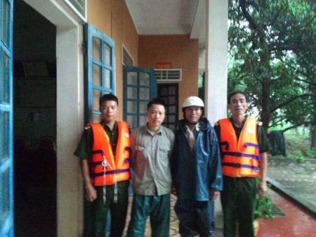 Đồn BP cảng Cửa Lò – Bến Thủy cứu 2 ngư dân bị nạn trên biển