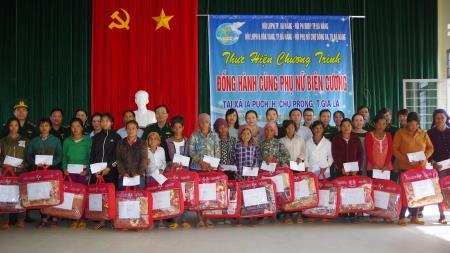 BĐBP Đà Nẵng và Hội LHPN TP Đà Nẵng hỗ trợ phụ nữ nghèo theo chương trình "Đồng hành cùng phụ nữ biên cương"