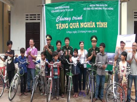 Tặng quà người nghèo xã A Ngo, Đăk Rông (Quảng Trị) và La Lay, A Sói (Lào)