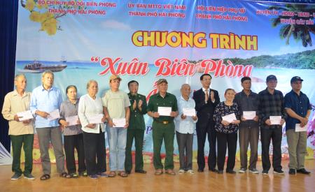 Tặng trên 400 suất quà trong chương trình “Xuân Biên phòng ấm lòng dân đảo”