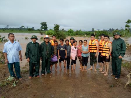 Băng mình trong lũ dữ cứu dân