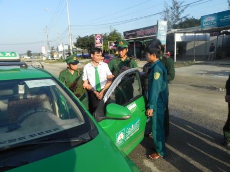 Bắt quả tang tài xế taxi vận chuyển ma túy