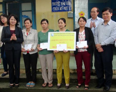 Phó Chủ tịch nước Đặng Thị Ngọc Thịnh thăm, tặng quà nhân dân vùng lũ Phú Yên