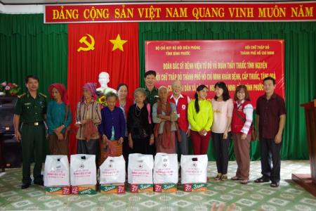 Khám bệnh, cấp thuốc miễn phí cho người dân biên giới Lộc An