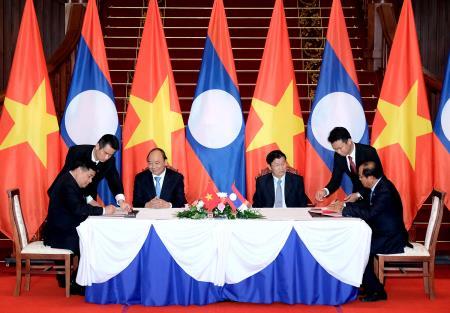 Việt Nam và Lào ký 12 văn kiện hợp tác