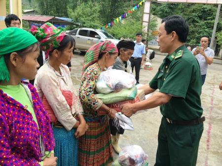 Chùa Giác Hạnh tặng quà cho quân dân xã Sơn Vĩ, huyện Mèo Vạc, Hà Giang
