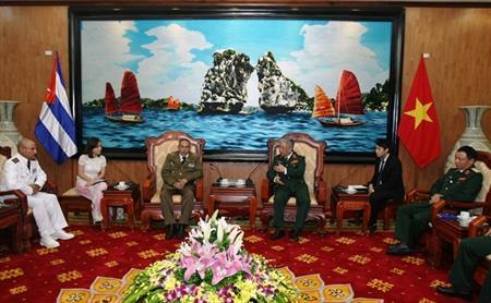 Thượng tướng Nguyễn Chí Vịnh tiếp Tùy viên Quân sự Cu-ba