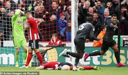 Liverpool và Chelsea được đối thủ "tặng quà", Man City thắng dễ