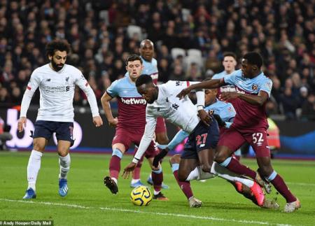 Liverpool cán mốc 70 điểm sau 24 vòng đấu, Man City vào chung kết