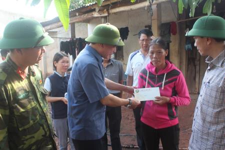 Lãnh đạo Tỉnh ủy Đắk Lắk thăm hỏi, trao hỗ trợ cho người dân bị thiệt hại do mưa lũ