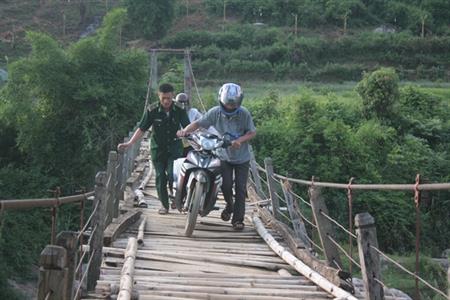 Thót tim qua cầu Nậm Xe