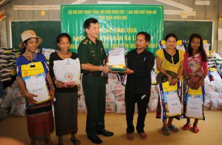 Tặng quà nhân dân và lực lượng vũ trang Lào nhân dịp Tết cổ truyền Bunpimay