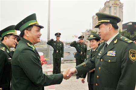 Đoàn đại biểu Cục quản lý Biên phòng Trung Quốc thăm và tặng quà Đồn BPCK Quốc tế Móng Cái