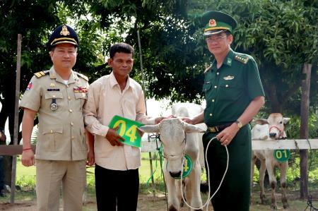 Trao 10 con bò giống cho người dân tỉnh Tà Keo, Campuchia