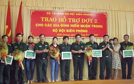 Trao hỗ trợ đợt 2 cho các gia đình hiếm muộn trong BĐBP