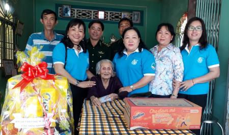 Nhiều phần quà ý nghĩa cho phụ nữ nghèo An Giang
