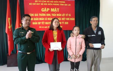 Tặng quà thương binh, thân nhân liệt sỹ và gia đình quân nhân có hoàn cảnh khó khăn