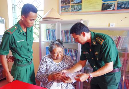 Khám bệnh, cấp thuốc miễn phí cho người nghèo ở khu vực biên giới biển Sóc Trăng