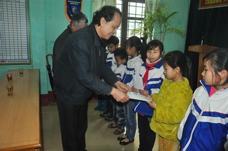 Đại diện quỹ "Mãi mãi tuổi 20" hành trình về Pò Hèn