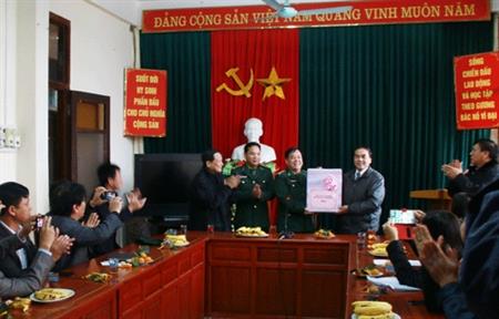 Tạp chí Cộng sản thăm, tặng quà cán bộ, chiến sĩ Đồn BPCK cảng Vạn Gia