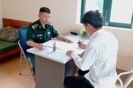 Người dân giao nộp lựu đạn cho Đồn Biên phòng Si Ma Cai